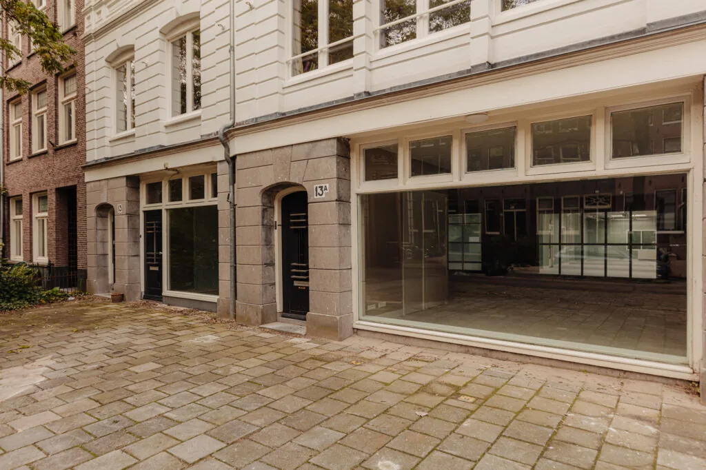 Voorgevel van een pand aan de Henri Polaklaan met huisnummer 13A en grote raampartijen op de begane grond.